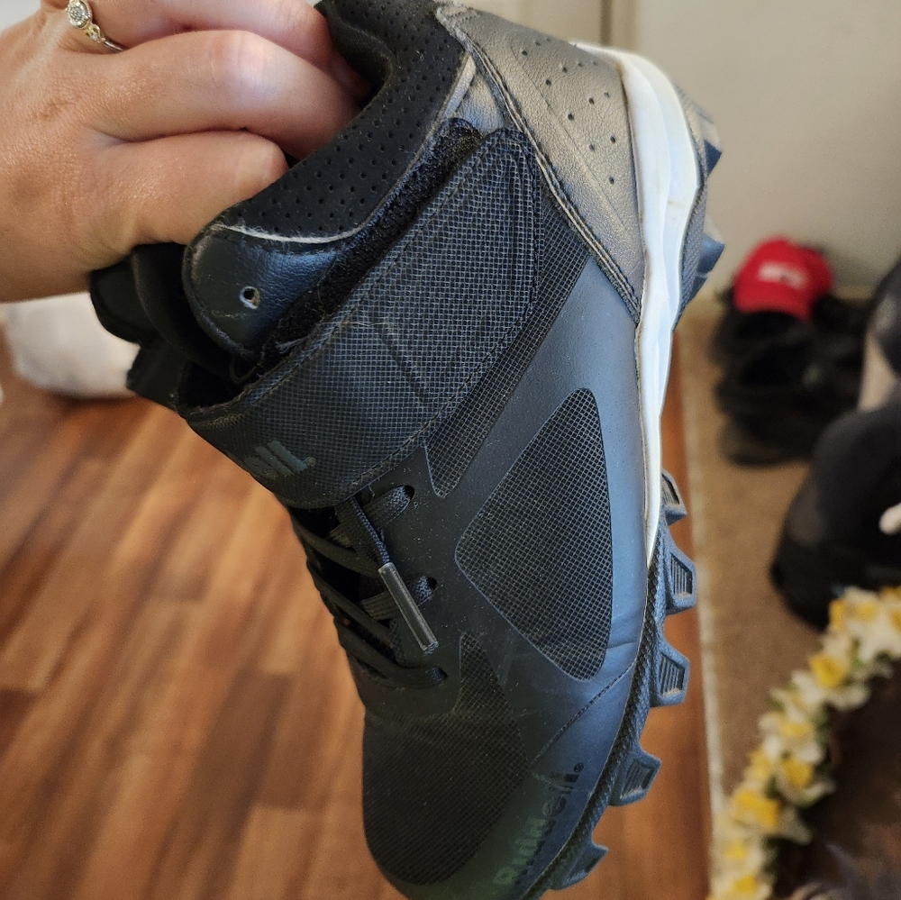 Riddell Football Cleats Black and White Athletic Shoes